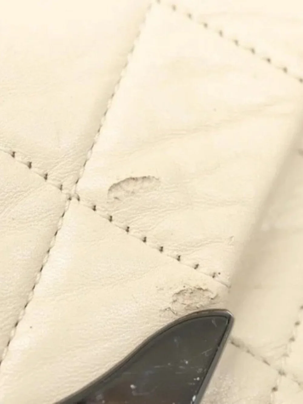 CHANEL Matelasse Shoulder Bag Lamb Skin White CC Auth 126364